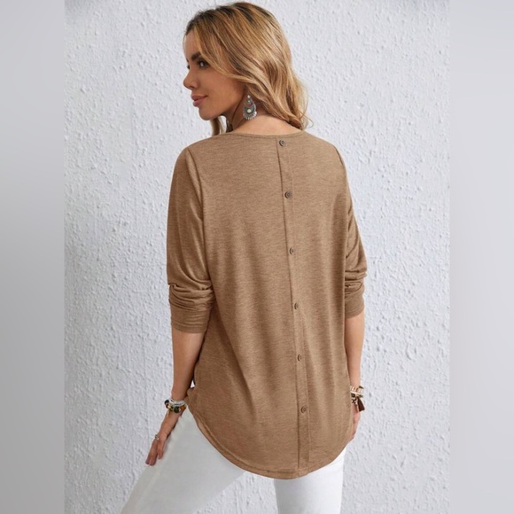 NWT EMERY ROSE Crew Neck Long Sleeve Back Button Up T-Shirt Curved Hem Top - Picture 2 of 10